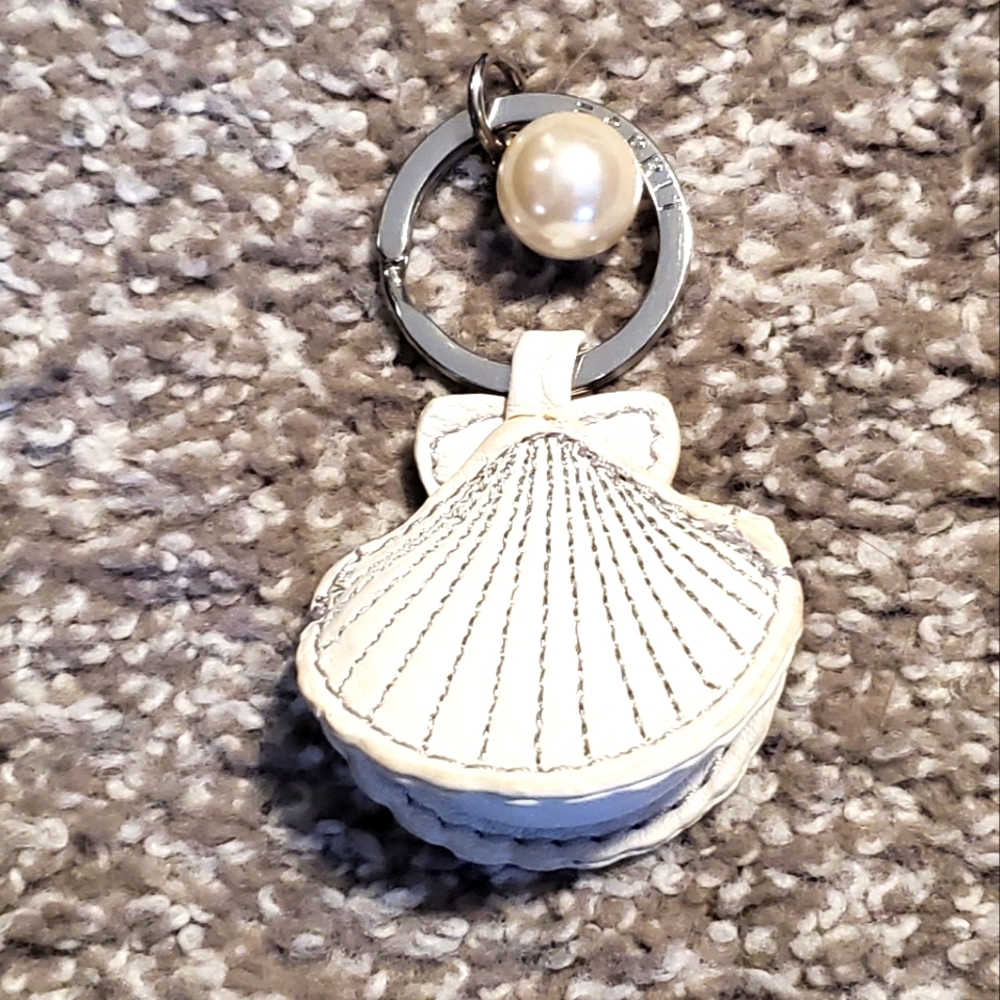 6   $30 🐚  BNWOT Leather seashell key chain with peal accent